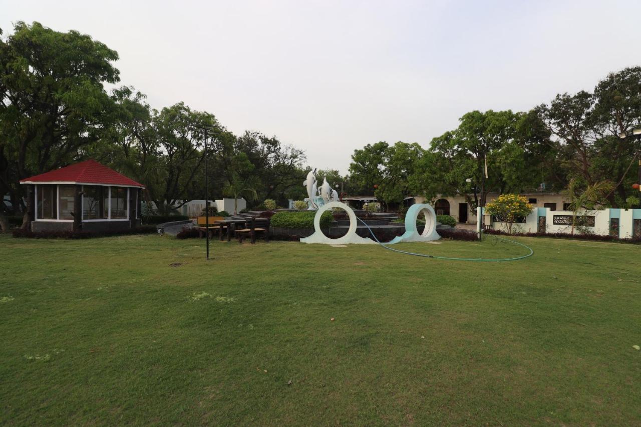 Oyo 33387 Laxmi Lawn And Resort Suite Lucknow Bagian luar foto